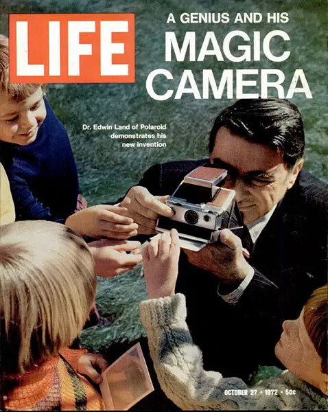 Edwin Land นักประดิษฐ์ภาพยนตร์ทันทีและโพลารอยด์บนปกนิตยสาร Life ในปี 1972 ด้วย SX-70