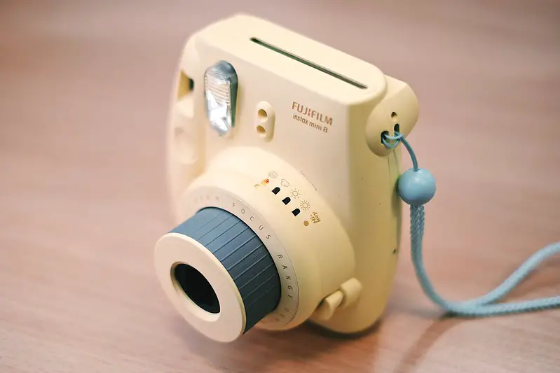 Fujifilm Instax Mini 8 does not save photos or have a SD card slot